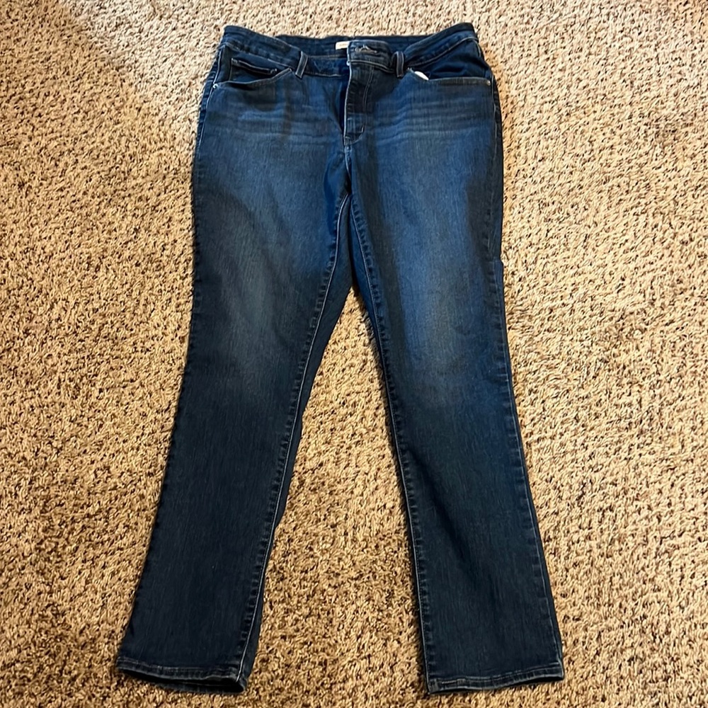 Women Levi’s. Classic mid rise skinny.